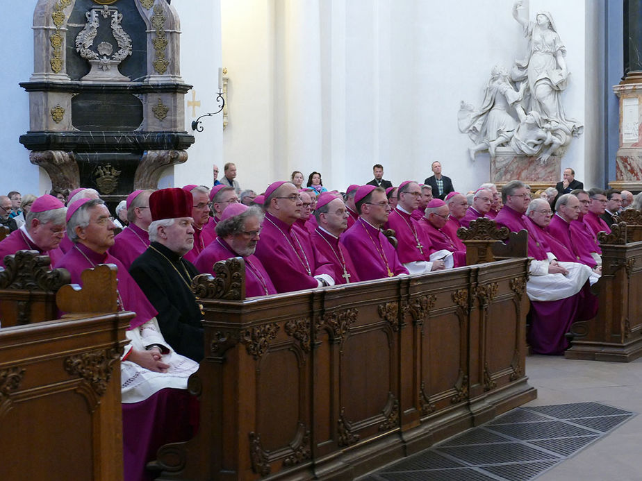 Abschlussvesper der Bischofskonferenz mit Austeilung des Bonifatiussegens (Foto: Karl-Franz Thiede)